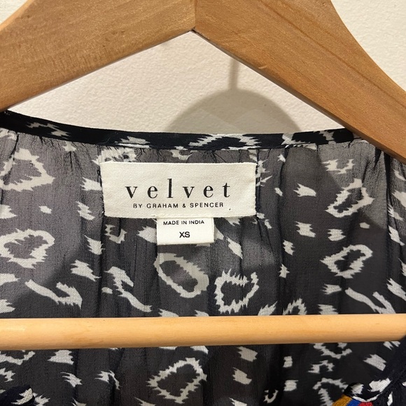 Like new Velvet by Graham & Spencer sheer 3/4 sleeve blouse - Picture 6 of 9